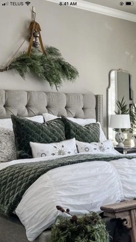 Winter Bedding Cozy Blue, Winter Bedroom Colors, Green Bedroom Christmas, Christmas Bedding Green, Christmas Bedroom Green, Winter Bedding Cozy, Green Christmas Bedroom, Winter Bedroom Ideas, Christmas Bedrooms