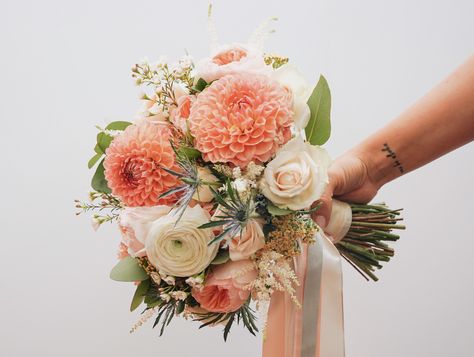 Coral Dahlia Bouquet, Peach And Pink Bouquet, Dahlia Bride Bouquet, Peach Dahlia Bouquet, Apricot Wedding Flowers, Daliah Flower Bouquet Wedding, Peach Flowers Wedding, Coral Bouquet, Bridal Bouquet Dahlia