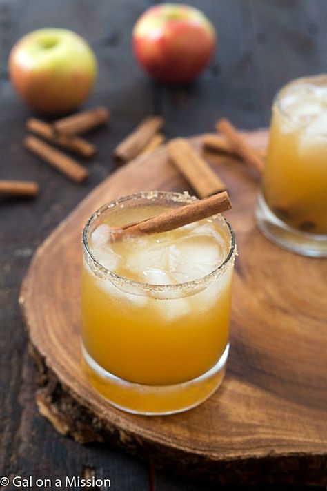 Apple Pie on the Rocks – The perfect cocktail for autumn and Thanksgiving! Caramel Cocktail, Apple Pie Cocktail, Thanksgiving Cocktail Recipes, Thanksgiving Drinks, Thanksgiving Cocktails, Spiced Cider, Fall Cocktails, Cocktail Recipes Easy, Sweet Drinks