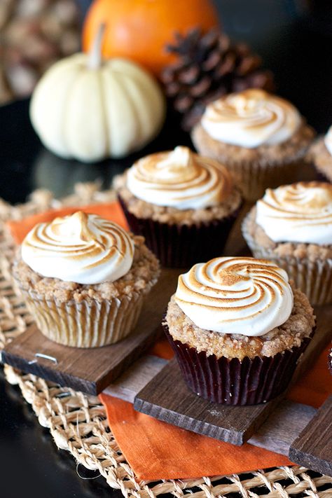 sweet potato casserole cupcakes Potato Cupcakes, Sweet Potato Cupcakes, Party Snacks Easy, Bear Cupcakes, Classic Thanksgiving, Sweet Cupcake, Thanksgiving Side Dish, Loaded Sweet Potato, Holiday Cupcakes