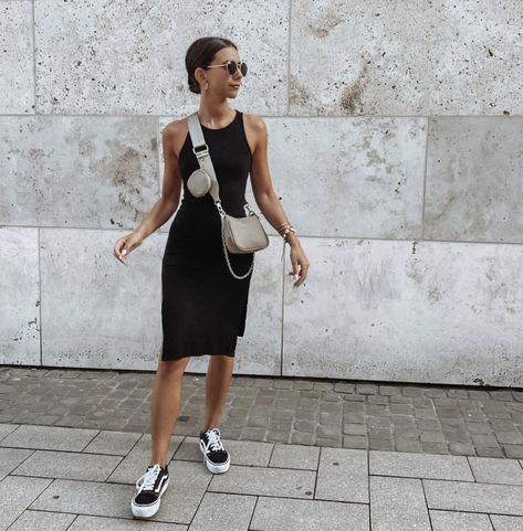 Black Dress With Sneakers, Black Tshirt Dress Outfit, Outfit Argentina, Walk Outfit, York Outfits, Black Tshirt Dress, Tshirt Dress Outfit, New York Outfits, 2024 Style