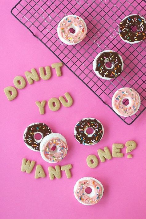 Donut Marshmallows | Studio DIY®️️ Doughnuts Photography, Donut Photos, Diy Donut, Diy Donuts, Pastel Cupcakes, Doughnut Shop, National Donut Day, Studio Diy, Donut Party