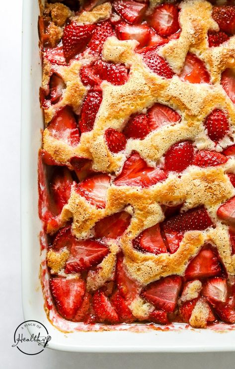 Strawberry Cobbler Simple Strawberry Desserts, Quick Strawberry Desserts, Strawberry Casserole, Easy Strawberry Cobbler, Strawberry Cobbler Recipe, Strawberry Cobbler Recipes, Desserts Simple, Cobbler Recipes Easy, Strawberry Cobbler