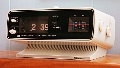 1970s Toshiba RC 681F Flip Clock Radio 70s Alarm Clock, 80s Alarm Clock, Retro Room Ideas, Vintage Alarm Clock, Old Technology, Retro Gadgets, Furniture Details Design, Welcome To My House, Dieter Rams