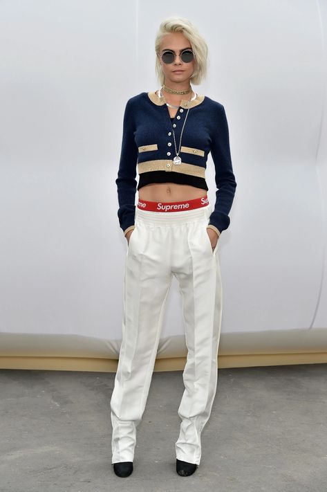 Cara Delevigne Style, Cara Delevingne Style, Parisienne Chic, 4 Baby, Moda Paris, White Trousers, Incubus, Blue Cardigan, Sarah Jessica Parker