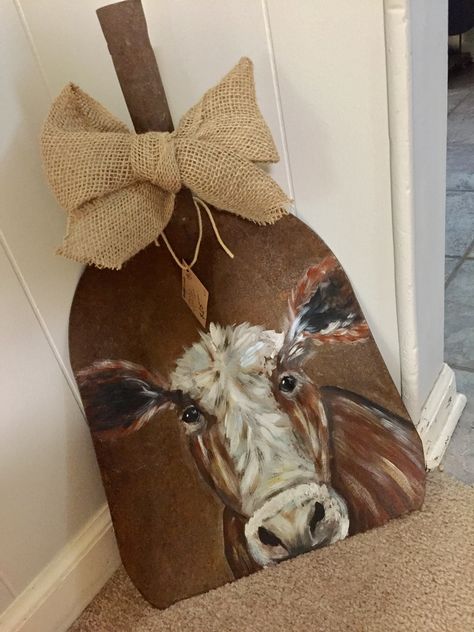 Cow painted on a shovel Shovel Garden Art, Shovel Art Ideas, Painted Shovels Ideas, Painted Shovels, Shovel Decor, Shovel Craft, Painted Saws, Painted Pumpkin, Farmhouse Crafts