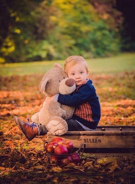 Fall Baby Pictures, Toddler Poses, Baby Birthday Photoshoot, Toddler Photoshoot, 1st Birthday Photoshoot, First Birthday Pictures, Baby Photoshoot Boy, Baby Boy Photography, Photography Poses Family