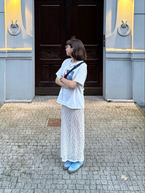 Blue converse star player 76 and white lace skirt woth oversized tshirt Tshirt Maxi Skirt, White Lace Skirt Outfit, Lace Skirt Outfit, Converse Star Player 76, Skirt Sneakers, Long White Skirt, Converse Star Player, White Long Skirt, White Lace Skirt