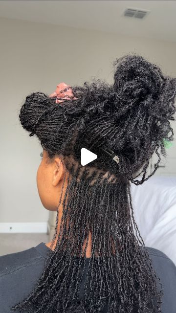 I am Adaiah Wells on Instagram: "People always ask me how I see the back of my hair when I do my reties and the answer is.. I don’t🤣  • • I tried once but honestly I don’t care anymore. What I do now is feel around the area, try my best to separate/clean up the parts, and retie that thang! When I relived that the finished product looks neat, I’ve never looked back. So put that movie on, call your friend, and get to it!     #microlocs #locs #tinylocs #sisterlocs #microlocjourney #microlocscommunity #microlocstyles #sisterlockstyles #sisterloccommunity" Sisterlocs Vs Micro Locs, Grey Microlocs, Microlocs Curly Ends, Microlocs Retie, Microbraid Locs, Retie Microlocs, Large Microlocs, Brother Locs, Long Microlocs