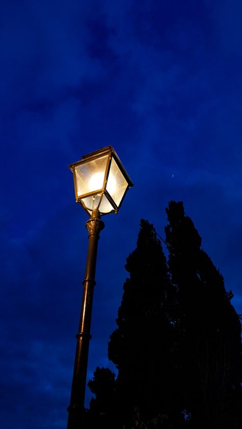 Street Lamps At Night, Night Lamp Aesthetic, Street Lamp Aesthetic, Wild West Games, Wallpaper Tumblr Lockscreen, Shadow Painting, Aesthetic Moon, Night Shadow, Night Street