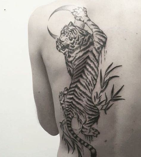 CafeMom.com : Climbing tiger : 50 Back Tattoo Ideas That Are Incredibly Beautiful -- The placement of this dazzling tiger couldn't be any more perfect. It looks like it's climbing right up the owner's back! Tiger Climbing, Female Back Tattoos, Tiger Tattoo Meaning, Tiger Tattoo Designs, Tattoos Tiger, Back Tattoo Ideas, Hip Tattoo Designs, Tropical Tattoo, Tiger Tattoos