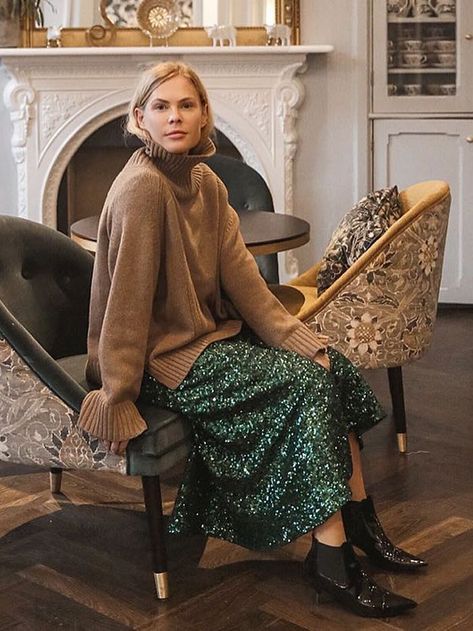 Sequin Skirt Winter, Long Sequin Skirt Outfit, Sequin Midi Skirt Outfit, Sequin Skirt Outfits, Sequin Skirt Outfit Casual, Green Sequin Skirt, Sequin Skirt Outfit, Sequin Skirt Long, Sequin Skirts