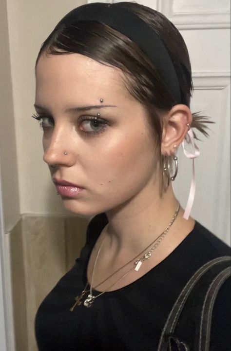 Woman Eyebrow Piercing, Feminine Eyebrow Piercing, Double Eyebrow Piercing One Side, Pirsing Face, Tiny Eyebrow Piercing, Brow Piercing Women, Dainty Eyebrow Piercing, Small Eyebrow Piercing, Eyebrow Piercing Aesthetic