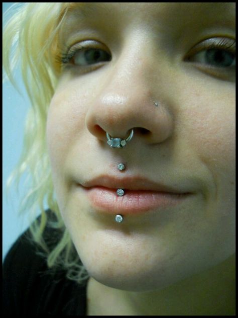 Interesting...never seen a piercing betweenvthe lips...!! ;) Lip Piercing Ideas, Different Types Of Piercings, Piercing Lip, Lip Piercing Jewelry, New Piercing, Lip Piercings, Labret Piercing, Lower Lip, Bottom Lip