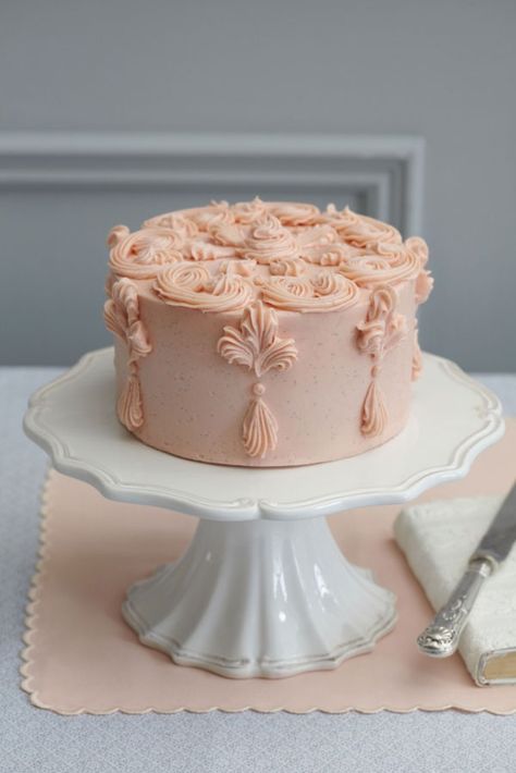 Victoria sponge cake with raspberry buttercream frosting - if you have some piping skills, this cake is a showstopper! Victorian Sponge, Peggy Porschen Cakes, Torte Creative, Victoria Sponge Cake, Torte Cupcake, Buttercream Wedding Cake, Gateaux Cake, Victoria Sponge, Delicious Cake