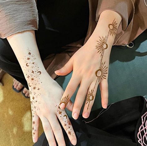 Arm Henna Designs, Minimal Henna Designs, Minimal Henna, Tattoo Designs Henna, Small Henna Tattoos, Small Henna Designs, Henne Tattoo, Cute Henna Designs, Cute Henna Tattoos