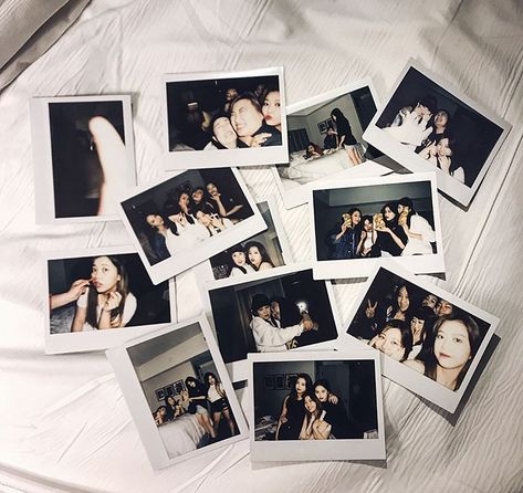 Polaroids With Friends, Photobooth Polaroid, White Room Decor Bedroom, Polaroid Pics, Yellow Aesthetic Pastel, Instax Photos, Korean Best Friends, Cute Camera, 사진 촬영 포즈