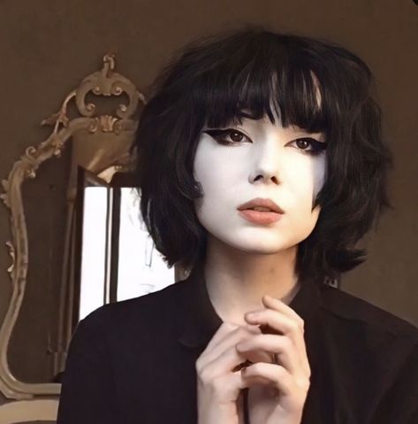 Goth Hair With Bangs, Short Vampire Hair, Gothic Haircut Short, Short Goth Haircuts For Women, Shoulder Length Goth Hair, Short Gothic Hairstyles, Gothic Hairstyles Medium, Goth Bob Hair, Vampire Haircut