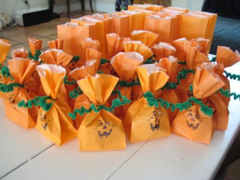 Pumpkin Halloween Treat Bags Snack Halloween, Halloween Treat Bags Diy, Postres Halloween, Diy Halloween Treats, Dekorasi Halloween, Dulces Halloween, Halloween Goodie Bags, Creative Party Ideas, Adornos Halloween