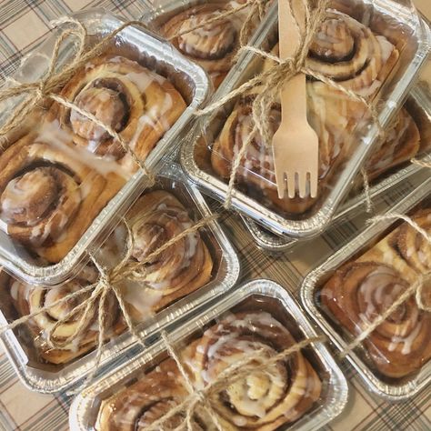 Baked Good Gift Basket Ideas, Artisan Baked Goods, Bakery To Go Packaging, Breakfast Shop Ideas, Dessert Packing Ideas, Farmers Market Cinnamon Rolls, Diy Baked Goods Packaging, Baked Goods Small Business, Popup Bakery Ideas