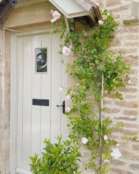 Cottage Style Front Doors, Garden Sauna, Cottage Style Doors, Country Front Door, Cottage Front Doors, Cotswold Cottage, English Country Cottages, Country Cottage Interiors, Cottage Porch