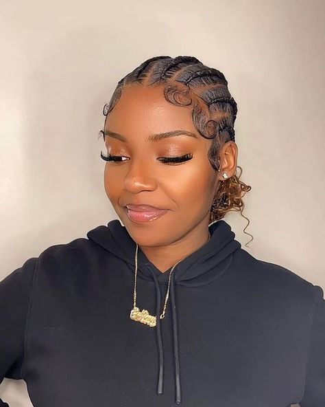 BROOKLYN KNOTLESS SPECIALIST 🐐 on Instagram: "Island girl straight backs🌺🧡🥭🌴. @hairby.imanii APRIL BOOKINGS OPENED 🤍 #summerhairstyles #brookylnhairstylist #beautystudent #feedinbraids #feedinbun #bohoblackgirl #newhairstyle #explorepage" Straight Backs With Bun, Straight Back Boho Braids, Straight Back Boho Cornrows, Boho Straight Backs Braids, Boho Straight Backs, Straight Backs, Straight Back Braids, Future Hairstyles, Back Braid