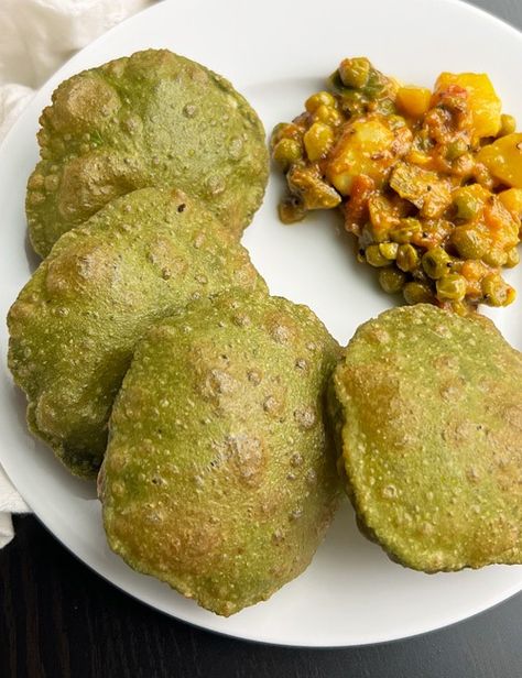 Palak Puri is a round shaped Indian style deep fried puffed bread made with whole wheat flour and spinach. If your little one doesn’t like spinach in curry or sabji, these green pooris are the perfect option to pack in the kids lunchbox as a healthy stomach filling food. Palak Puri, Healthy Stomach, Breakfast Sides Dishes, Paneer Dishes, Indian Flat Bread, Puri Recipes, Clay Oven, Paratha Recipes, Filling Food