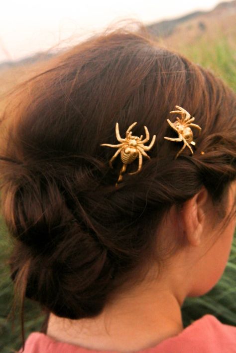 These are the weirdest and best Halloween wedding items we could find Minimal Halloween Costume, Halloween Accessories Jewelry, Spooky Hair, Goth Spider, Spider Hair, Halloween Hair Clips, Halloween Accessories Hair, Goth Look, Hair Accessories Boho