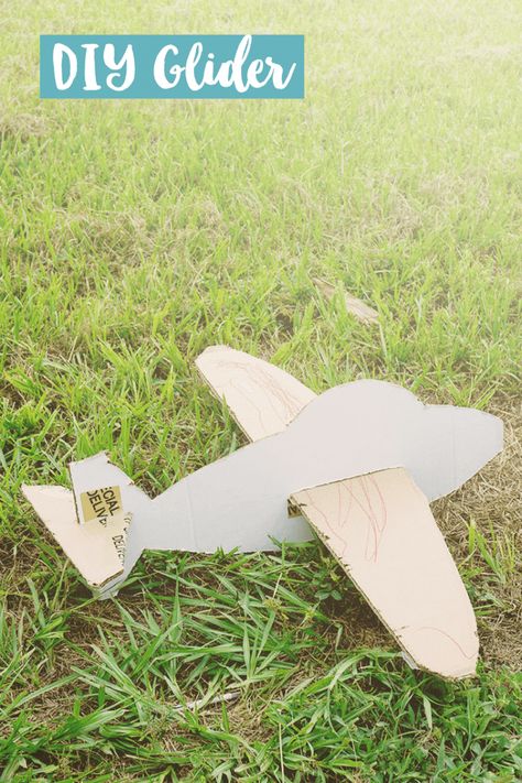 Diy Cardboard Airplane, Cardboard Airplane Diy, Cardboard Miniatures, Cute Diy Ideas, Cardboard Airplane, Spiritual Crafts, Airplane Diy, Airplane Kids, Airplane Crafts