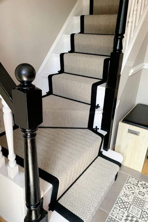 Black Newel Post And Handrail, Painted Stairs With Runner And Landing, Black Stair Rods Carpet Runner, Stairway Runner With Landing, Black Stair Handrail, Stair Runner On Curved Stairs, Black Handrails For Stairs, Modern Bannister, Hall Carpet Ideas