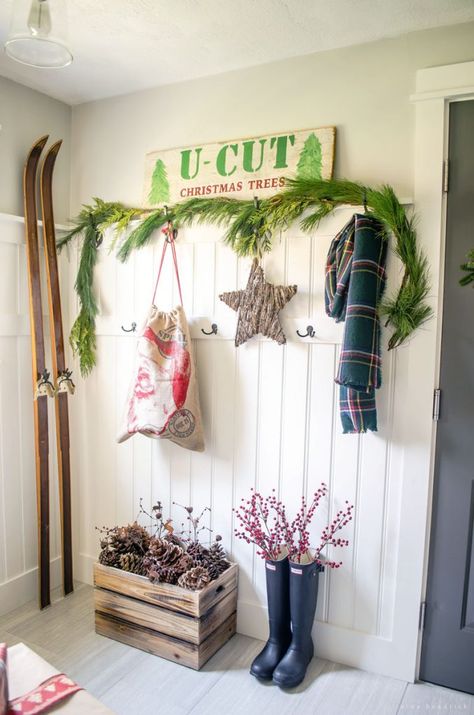 Holiday Housewalk 2015 | Classic & rustic Christmas Mudroom decor: Gather inspiration from the Holiday Housewalk 2015 with a modern farmhouse decorated for Christmas using rustic and classic decor. Mudroom Decor, Rustic Restaurant, Rustic Background, Modern Christmas Tree, Modern Christmas Decor, Christmas Yard, Holiday House, Rustic Invitations, Rustic Wall Decor