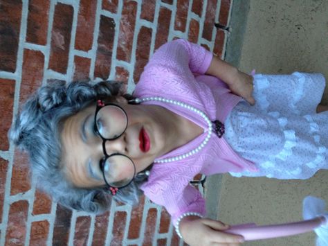 Tatum, a 6 1/2 year old, transformed to look like she's 100 years old.  Celebrating the 100th day of school! Dress Like 100 Years Old Kids, 100 Días De Clases, 100th Day Of School Crafts, 100 Day Of School Project, Old Lady Costume, School Event Dress, School Costume, Sophia Dress, 100 Day Celebration