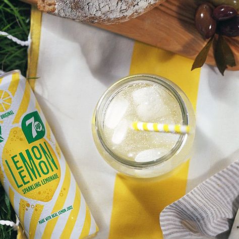 cinemagraphs for Lemon Lemon on Behance Design Ads Creative, Lemon Beer, Gif Ideas, Learn Cake Decorating, Sparkling Lemonade, Juicy J, Lemon Drink, Fresh Lemonade, 7 Up