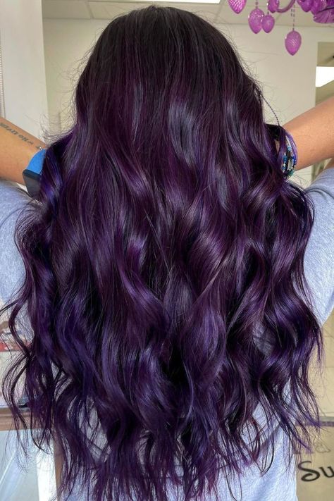 El morado uva es un tono intenso y lujoso que te hará atraer todas las miradas. A la hora de mantenerlo, utiliza un champú que no dañe el color para conservar su vitalidad. // Crédito de la foto: instagram @angie.hairspraytion Dark Purple Hair Color, Violet Hair Colors, Purple Hair Highlights, Rambut Brunette, Purple Ombre Hair, Dark Purple Hair, Dyed Hair Purple, Plum Hair, Violet Hair