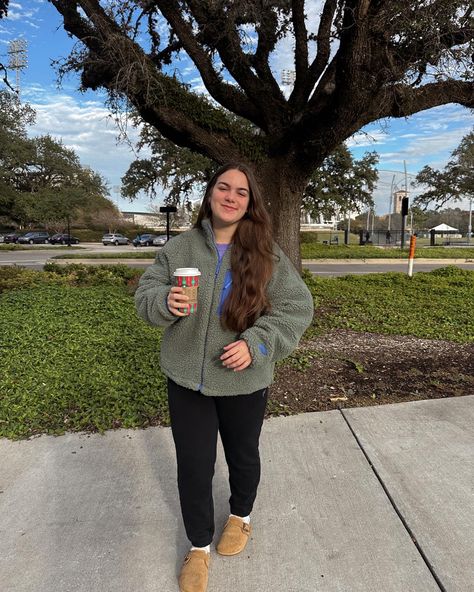 birkenstock clogs, black sweatpants, starbucks aesthetic, winter aesthetic, winter style Winter Fits Black, Starbucks Red Cup, Birkenstock Clog, Birkenstock Clogs, Outfit Inspo Winter, Red Cup, Starbucks Holiday, Holiday Cups, Sweatpants Outfit