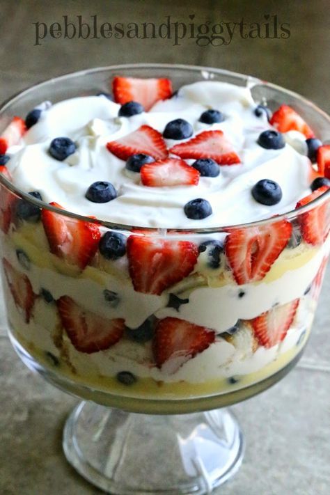 Fresh Berry Trifle.  Want a simple, yet refreshing dessert?  This trifle with whip cream and pudding is perfect! Whip Cream And Pudding, Mousse Trifle, Trifle Bowl Recipes, Easy Trifle, Trifle Dessert Recipes, Fruit Trifle, Berry Trifle, Trifle Pudding, Trifle Dish