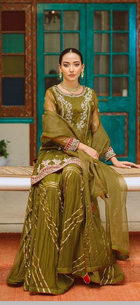 Contrast With Mehndi Colour Suit, Green Color Dress For Mehandi, Mehandi Green Dress, Mehndi Green Outfit, Mehndi Gharara Designs, Gharara Designs For Mehndi, Green Suit For Mehndi Function, Mehandi Colour Suit Combination, Mehndi Color Suit Combination