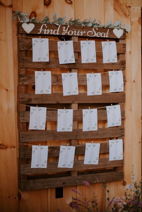 Rustic Wedding Table Assignment Ideas, Seating Chart Pallet, Wood Pallet Seating Chart, Pallet Seating Chart Wedding, Pallet Seating Chart, Pallet Table Plan, Skid Table, Wedding Table Assignments, Wedding Pallet