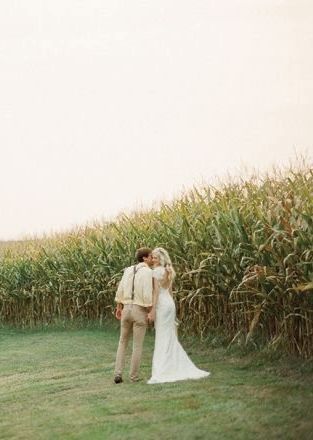 Corn Wedding, Cornfield Wedding, Farm Themed Wedding, Autumn Wedding Theme, Corn Farm, Cakes Table, Wedding Group Photos, Oak Acorn, Corn Field