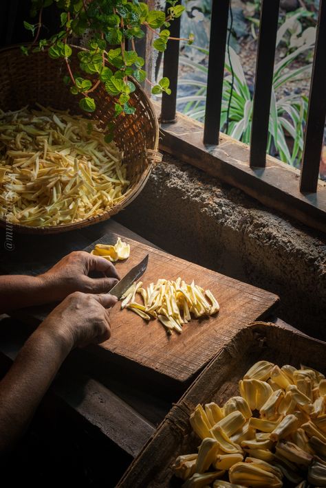 Kerala traditional jackfruit chips making ... Indian Kitchen Aesthetic, Kerala Food Photography, Farmers Market Signage, Jackfruit Chips, Market Signage, Cover Photoshoot, Chef Dishes, Photography Set Up, Kitchen Photography