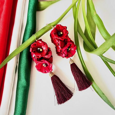 🇲🇽 ¡Celebremos la Independencia de México con orgullo! 🇲🇽 Estos aretes hechos a mano con hoja de palma tejida en Guerrero y ensamblados en Jalisco, reflejan la pasión y el talento de nuestros artesanos. Llévalos con orgullo y grita ¡Viva México! cada vez que los uses. 🎉❤️ Apoya el arte mexicano y celebra el color y las raíces de nuestro México. ¿Ya sabes que accesorios te pondrás el día del grito? ¡Cuéntanos! #hechoenmexico #artesaniamexicana #vivamexico #talentomexicano #joyeriaartesana... Color