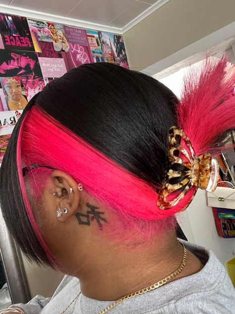 Pink Money Piece Hair Black Women, Pink Skunk Stripe Hair, Died Hairstyles Hair Dye, Pink Skunk Stripe, Skunk Strip, Pink Peekaboo Hair, Pink Peekaboo, Hair Stripes, Skunk Stripe