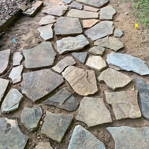 Flagstone Walkway Ideas, Flagstone Pavers Walkway, Flag Stone Walkway Pathways, Flag Stone Pathways, Rock Pavers Walkway, Stone Paths Walkways, Natural Stone Pavers Walkway, Natural Stone Patio Ideas, Flagstone Pathway Walkways