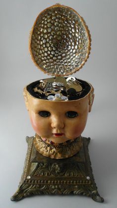 Jewelry/Trinket Box made with a doll head. Object Sculpture, Assemblage Art Dolls, Doll Museum, Tiny Art, Object Art, Bone Art, Found Object Art, Gothic Design, Tin Art