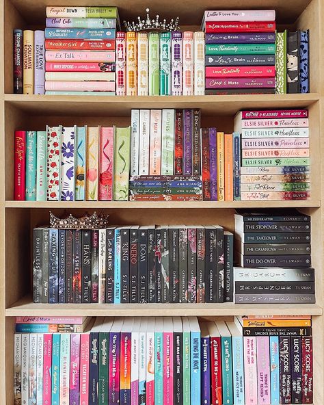 How many books do you read at once and what format! I’m reading three books at the moment, one on my kindle and two physical copies, one of which I’m buddy reading with the gorgeous @mybestfriendsarefictional #shelfie #sundayshelfie #shelfiesunday #bookshelf #booksbooksbooks #bookhygge #hyggebookstyle #romanceshelfie Buddy Reading, Hygge Book, Bookshelf Ideas, Reading Aesthetic, Academia Fashion, Book Recs, Book Nook, Book Shelf, Book Nooks