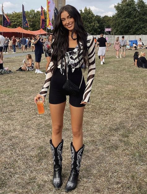 Opener Festival Outfit, Warm Festival Outfit, Festival Outfit Cold Weather, Outfits Lollapalooza, Festival Outfit Uk, Rainy Festival Outfit, Cold Festival Outfit, Rock Festival Outfit, Summer Music Festival Outfits