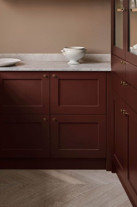 Brown Cabinet Paint, Rust Color Paint, Rust Kitchen, Red Kitchen Cabinets, Red Interior Design, Flat Kitchen, Red Cabinets, Brown Kitchen Cabinets, Cabinet Paint