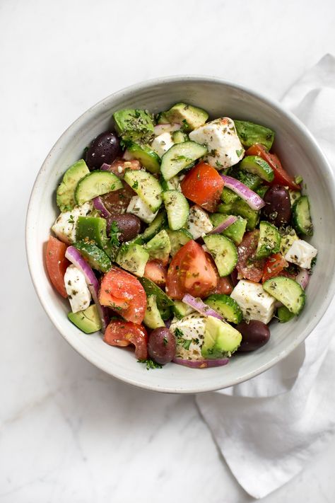 This avocado Greek salad recipe is healthy, fast, and bursting with fresh Mediterranean flavors. This salad is delicious and good for you! Greek Salad Recipe, Plats Healthy, Greek Salad Recipes, God Mat, Cucumber Tomato, Chicken Salad Recipes, Greek Salad, Healthy Salads, Healthy Salad Recipes