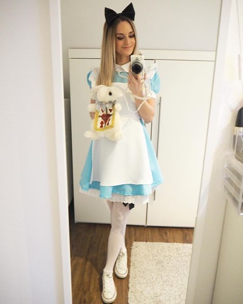 Easy Halloween Costume Ideas, Alice Halloween, Make Your Own Costume, Alice Costume, Easy Halloween Costume, Alice Cosplay, Alice In Wonderland Dress, Alice In Wonderland Costume, Wonderland Costumes