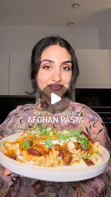 Maryam Shekoh | Easy Healthy Recipes on Instagram: "AFGHAN PASTA 🇦🇫 | 440 kcal & 25 g protein | NL in comments | Sharing a healthy recipe that is inspired on one of my favorite cuisines. It’s my go to recipe for mantu cravings and ready in less than 20 minutes 🥹😍 Ingredients 2 portions 200 grams of whole wheat pasta, uncooked 2 tbsp oil 1 onion, chopped 2 garlic cloves, crushed spices: turmeric, black pepper, garlic powder, cayenne pepper, dried mint 1 tbsp tomato puree (pasta) water 200 ml tomato juice 300 grams kidneybeans, drained ✨yogurt sauce: 200 grams of Greek low-fat yogurt + 1 teaspoon dried mint + 1 garlic clove, squeezed ✨toppings: fresh herbs, dried mint 👩🏽‍🍳 1. Cook the pasta according to the directions on the package. Note: Keep some pasta water apart before draining. Mantu Recipe, Turmeric Black Pepper, Tomato Puree, Pasta Water, Wheat Pasta, Low Fat Yogurt, Whole Wheat Pasta, Garlic Clove, Yogurt Sauce